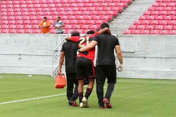 Rithely deixa jogo na Arena de Pernambuco com dores lombares