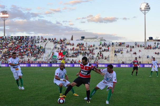 Vitória de 1 a 0 do Santa Cruz sobre o Salgueiro quebra invencibilidade do time sertanejo