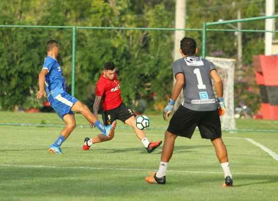 Destaque no Leo da Ilha, mantm forma no time da Agap. Aos 40 anos, estuda para virar treinador. Na atividade, acabou derrotado por 3 a 0 com dois gols de Andr e outro de Paulo Henrique