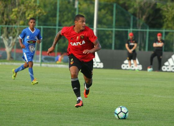 Destaque no Leo da Ilha, mantm forma no time da Agap. Aos 40 anos, estuda para virar treinador. Na atividade, acabou derrotado por 3 a 0 com dois gols de Andr e outro de Paulo Henrique