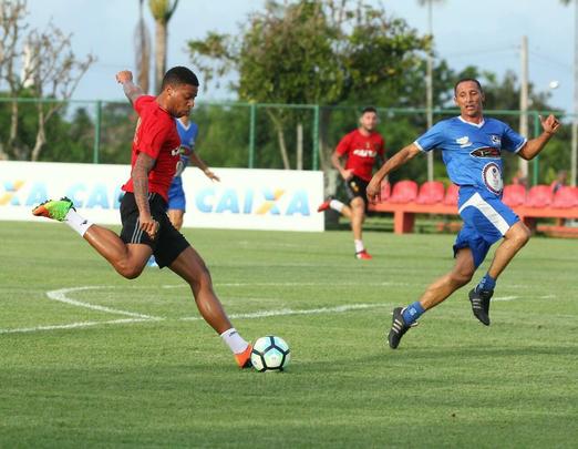 Destaque no Leão da Ilha, mantém forma no time da Agap. Aos 40 anos, estuda para virar treinador. Na atividade, acabou derrotado por 3 a 0 com dois gols de André e outro de Paulo Henrique