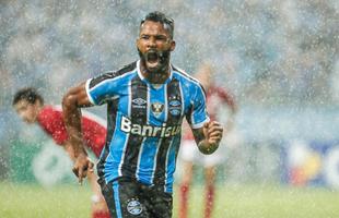 Cria da base do Central, o atacante Fernandinho, 31 anos, defende o Grmio na Libertadores