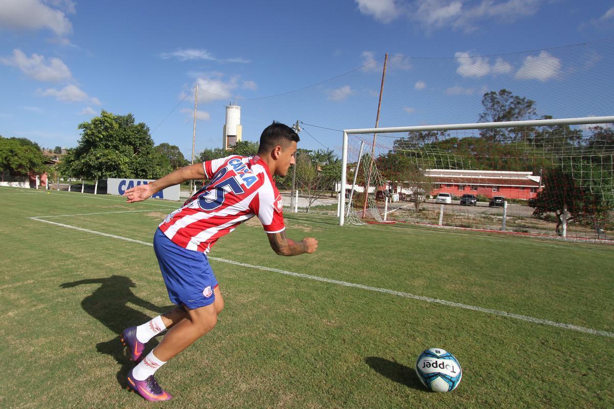 Com apenas 21 anos, o jovem atacante Alison ainda no chegou a trilhar uma temporada como grande goleador. Em 2014, no So Caetano, balanou as redes quatro vezes, em sete jogos disputados. No ano seguinte jogou 15 partidas pelo Shonan Bellmare-JAP e marcou dois gols apenas. Seu melhor desempenho foi na ltima temporada, pelo Atltico-GO, com sete gols em 33 jogos, alm do ttulo da Srie B com o clube goiano.