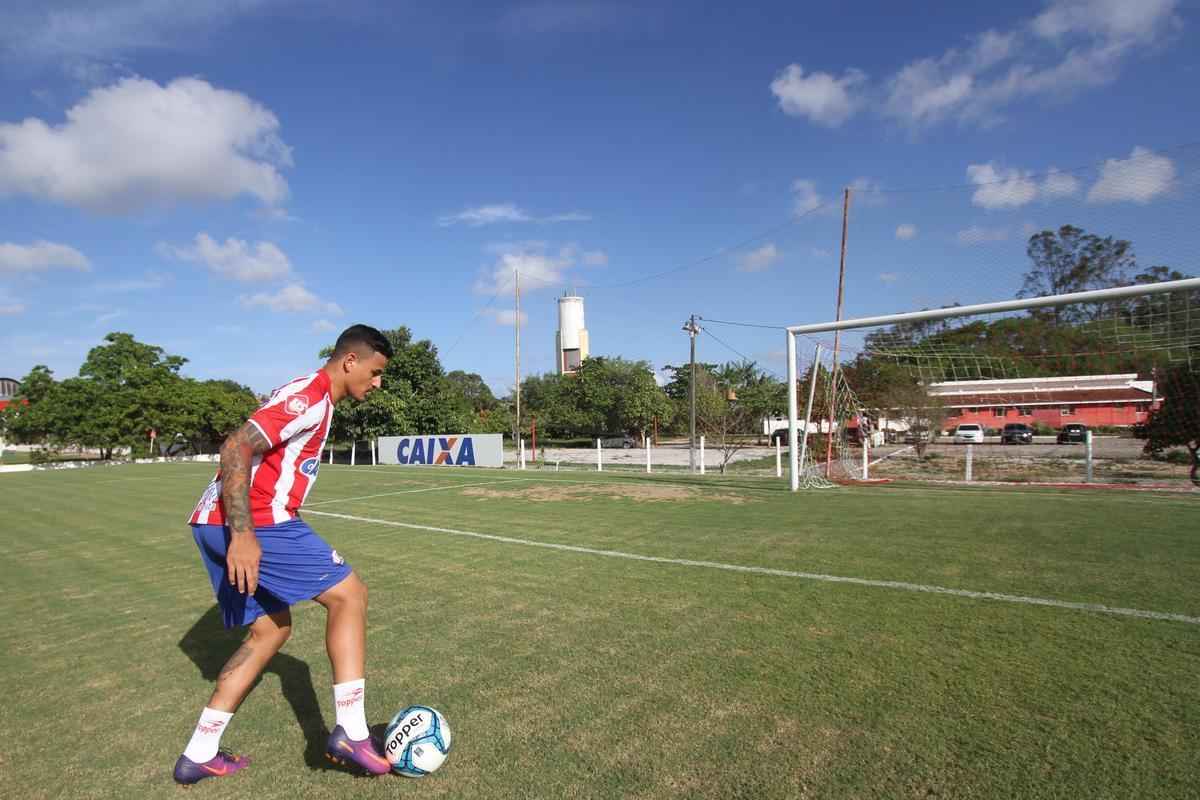 Com apenas 21 anos, o jovem atacante Alison ainda no chegou a trilhar uma temporada como grande goleador. Em 2014, no So Caetano, balanou as redes quatro vezes, em sete jogos disputados. No ano seguinte jogou 15 partidas pelo Shonan Bellmare-JAP e marcou dois gols apenas. Seu melhor desempenho foi na ltima temporada, pelo Atltico-GO, com sete gols em 33 jogos, alm do ttulo da Srie B com o clube goiano.