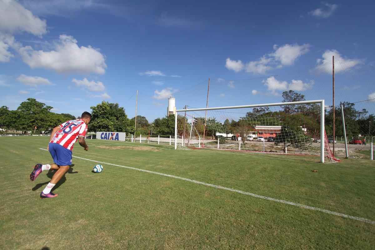 Com apenas 21 anos, o jovem atacante Alison ainda no chegou a trilhar uma temporada como grande goleador. Em 2014, no So Caetano, balanou as redes quatro vezes, em sete jogos disputados. No ano seguinte jogou 15 partidas pelo Shonan Bellmare-JAP e marcou dois gols apenas. Seu melhor desempenho foi na ltima temporada, pelo Atltico-GO, com sete gols em 33 jogos, alm do ttulo da Srie B com o clube goiano.