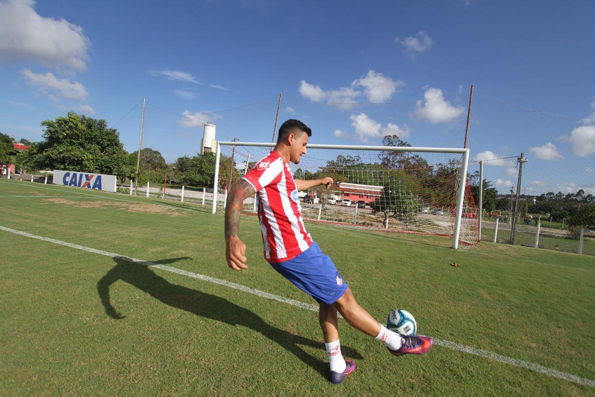 Com apenas 21 anos, o jovem atacante Alison ainda no chegou a trilhar uma temporada como grande goleador. Em 2014, no So Caetano, balanou as redes quatro vezes, em sete jogos disputados. No ano seguinte jogou 15 partidas pelo Shonan Bellmare-JAP e marcou dois gols apenas. Seu melhor desempenho foi na ltima temporada, pelo Atltico-GO, com sete gols em 33 jogos, alm do ttulo da Srie B com o clube goiano.