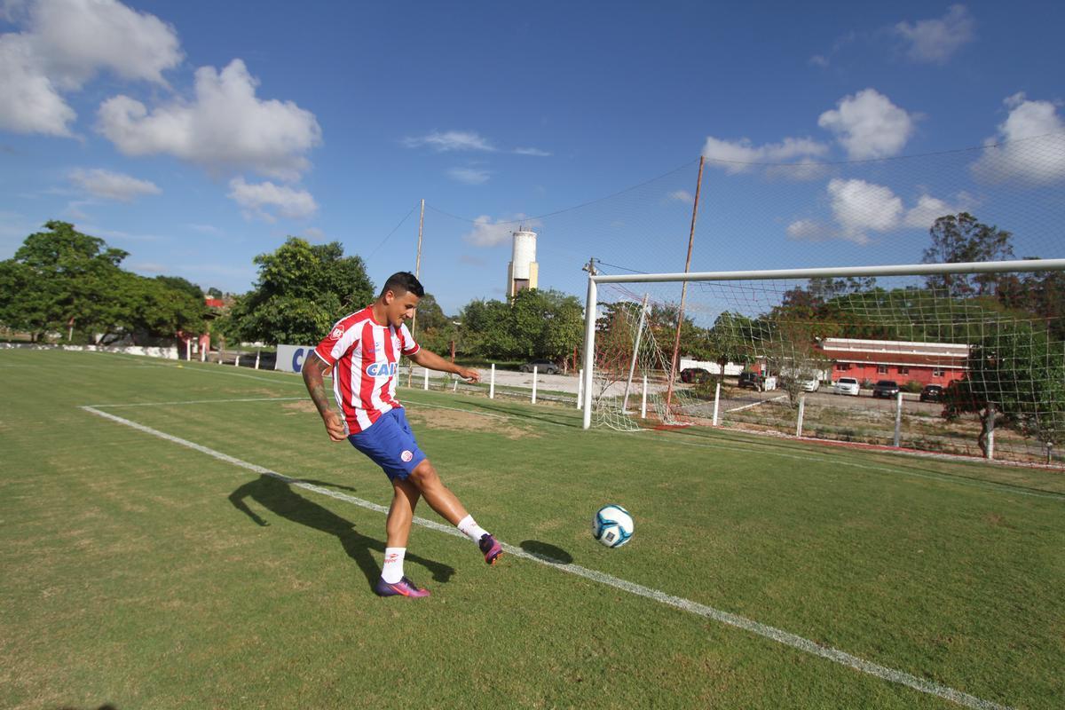 Com apenas 21 anos, o jovem atacante Alison ainda no chegou a trilhar uma temporada como grande goleador. Em 2014, no So Caetano, balanou as redes quatro vezes, em sete jogos disputados. No ano seguinte jogou 15 partidas pelo Shonan Bellmare-JAP e marcou dois gols apenas. Seu melhor desempenho foi na ltima temporada, pelo Atltico-GO, com sete gols em 33 jogos, alm do ttulo da Srie B com o clube goiano.