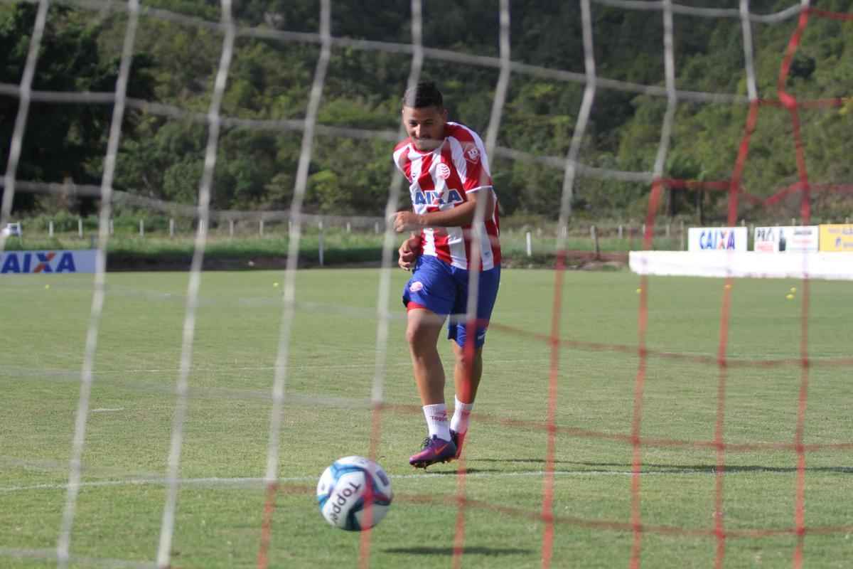 Com apenas 21 anos, o jovem atacante Alison ainda no chegou a trilhar uma temporada como grande goleador. Em 2014, no So Caetano, balanou as redes quatro vezes, em sete jogos disputados. No ano seguinte jogou 15 partidas pelo Shonan Bellmare-JAP e marcou dois gols apenas. Seu melhor desempenho foi na ltima temporada, pelo Atltico-GO, com sete gols em 33 jogos, alm do ttulo da Srie B com o clube goiano.