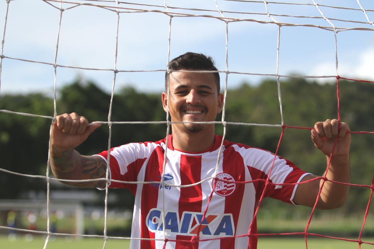 Com apenas 21 anos, o jovem atacante Alison ainda no chegou a trilhar uma temporada como grande goleador. Em 2014, no So Caetano, balanou as redes quatro vezes, em sete jogos disputados. No ano seguinte jogou 15 partidas pelo Shonan Bellmare-JAP e marcou dois gols apenas. Seu melhor desempenho foi na ltima temporada, pelo Atltico-GO, com sete gols em 33 jogos, alm do ttulo da Srie B com o clube goiano.