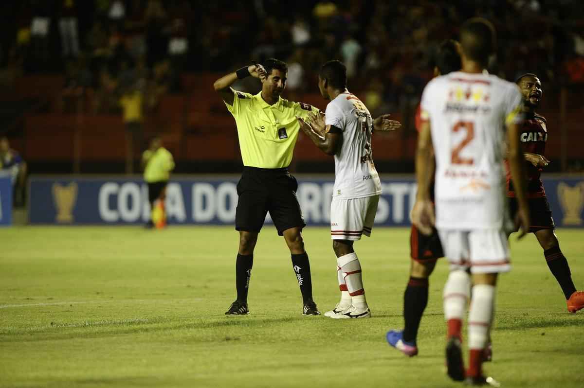 Com a vitria sobre a Juazeirense por 5 a 0 na Ilha do Retiro, o Sport garantiu a classificao antecipada para as quartas de final da Copa do Nordeste