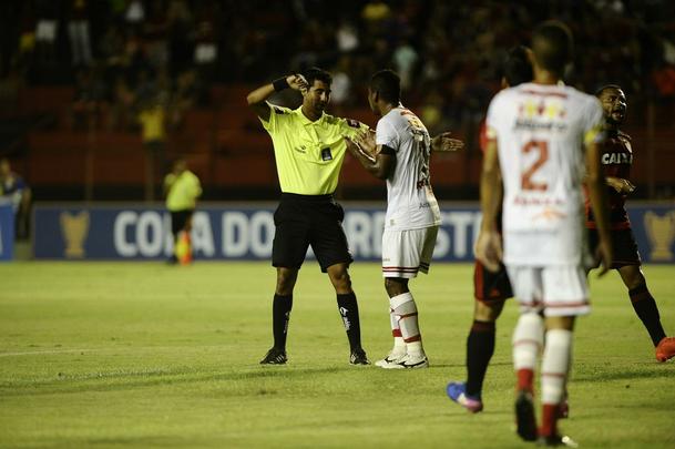 Com a vitria sobre a Juazeirense por 5 a 0 na Ilha do Retiro, o Sport garantiu a classificao antecipada para as quartas de final da Copa do Nordeste