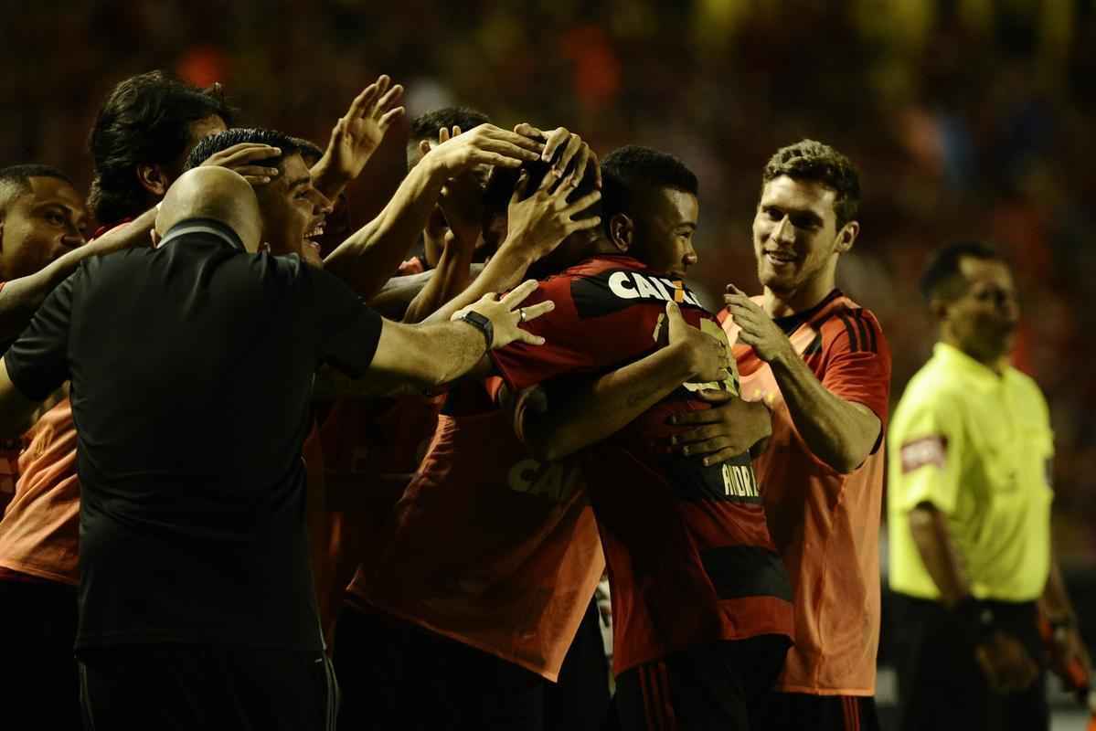 Com a vitria sobre a Juazeirense por 5 a 0 na Ilha do Retiro, o Sport garantiu a classificao antecipada para as quartas de final da Copa do Nordeste