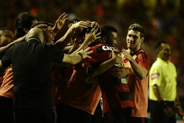 Com a vitria sobre a Juazeirense por 5 a 0 na Ilha do Retiro, o Sport garantiu a classificao antecipada para as quartas de final da Copa do Nordeste