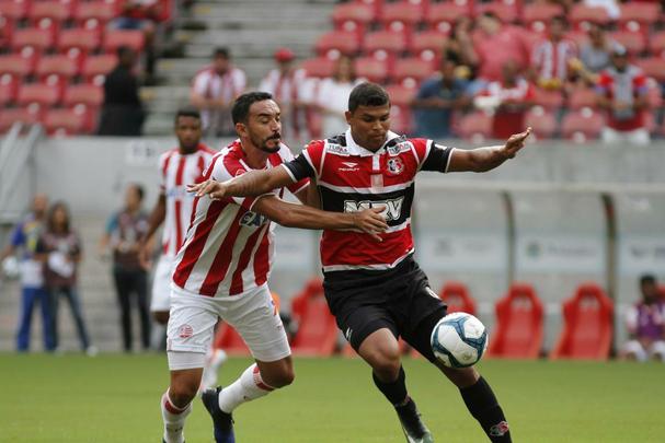 Nutico e Santa Cruz fizeram uma partida de bastante movimentao, em mais um Clssico das Emoes vlido pela Copa do Nordeste 2017