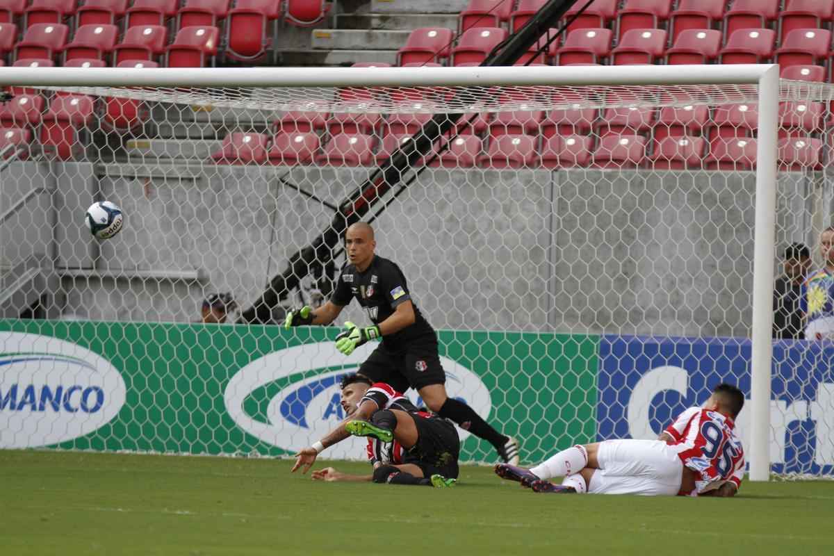 Nutico e Santa Cruz fizeram uma partida de bastante movimentao, em mais um Clssico das Emoes vlido pela Copa do Nordeste 2017