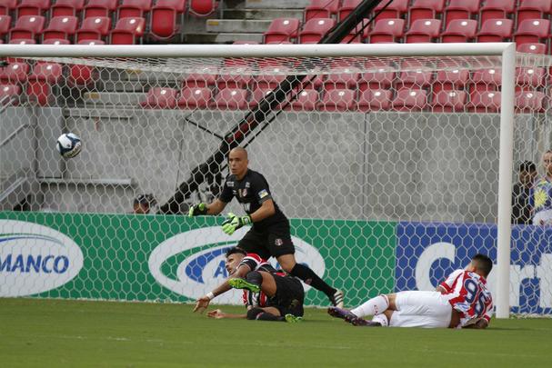 Nutico e Santa Cruz fizeram uma partida de bastante movimentao, em mais um Clssico das Emoes vlido pela Copa do Nordeste 2017