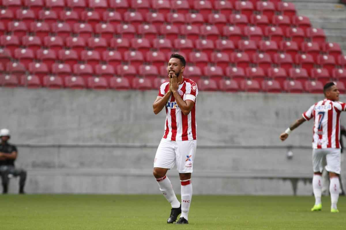 Nutico e Santa Cruz fizeram uma partida de bastante movimentao, em mais um Clssico das Emoes vlido pela Copa do Nordeste 2017