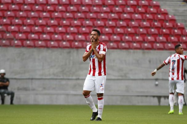 Nutico e Santa Cruz fizeram uma partida de bastante movimentao, em mais um Clssico das Emoes vlido pela Copa do Nordeste 2017