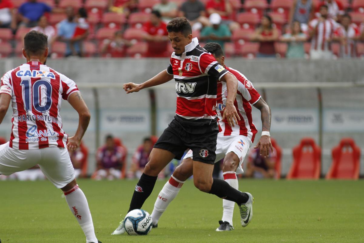 Nutico e Santa Cruz fizeram uma partida de bastante movimentao, em mais um Clssico das Emoes vlido pela Copa do Nordeste 2017