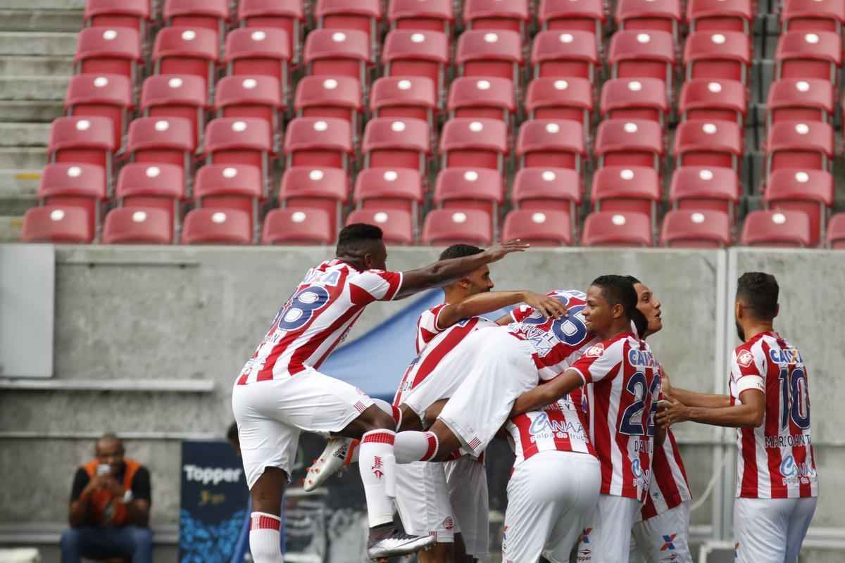 Nutico e Santa Cruz fizeram uma partida de bastante movimentao, em mais um Clssico das Emoes vlido pela Copa do Nordeste 2017
