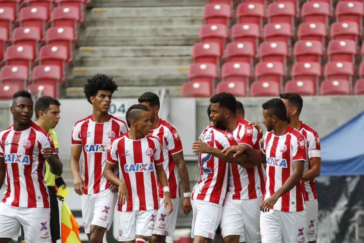 Nutico e Santa Cruz fizeram uma partida de bastante movimentao, em mais um Clssico das Emoes vlido pela Copa do Nordeste 2017