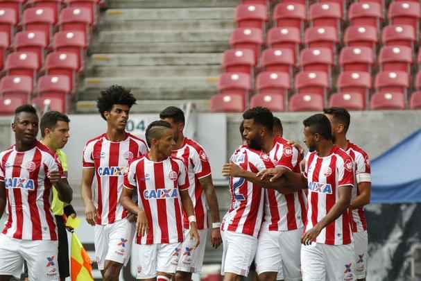Nutico e Santa Cruz fizeram uma partida de bastante movimentao, em mais um Clssico das Emoes vlido pela Copa do Nordeste 2017