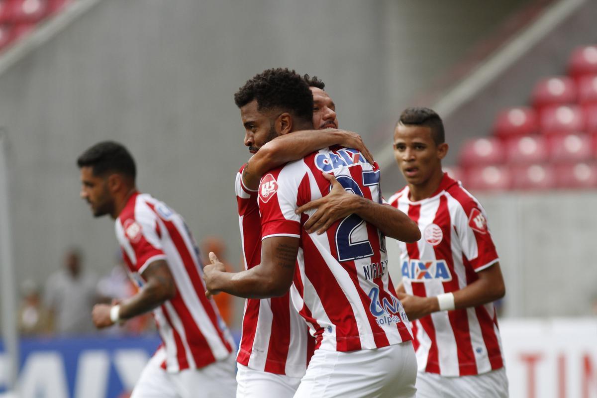 Nutico e Santa Cruz fizeram uma partida de bastante movimentao, em mais um Clssico das Emoes vlido pela Copa do Nordeste 2017