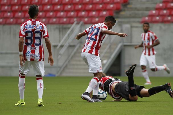 Nutico e Santa Cruz fizeram uma partida de bastante movimentao, em mais um Clssico das Emoes vlido pela Copa do Nordeste 2017