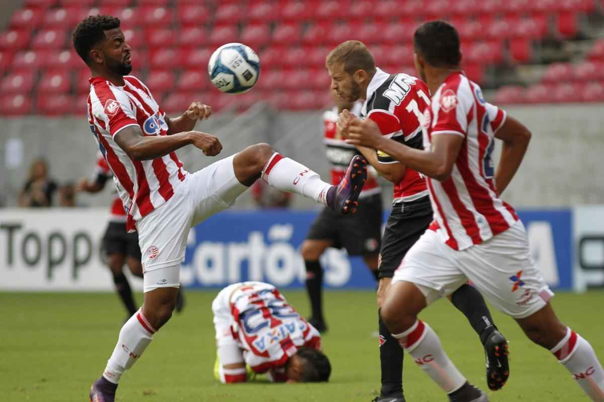 Nutico e Santa Cruz fizeram uma partida de bastante movimentao, em mais um Clssico das Emoes vlido pela Copa do Nordeste 2017