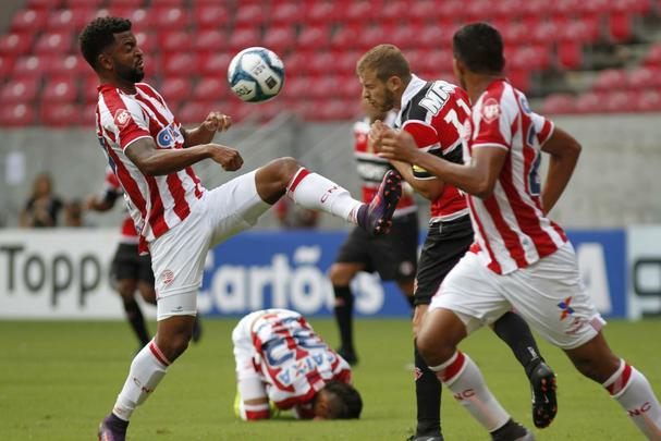 Nutico e Santa Cruz fizeram uma partida de bastante movimentao, em mais um Clssico das Emoes vlido pela Copa do Nordeste 2017