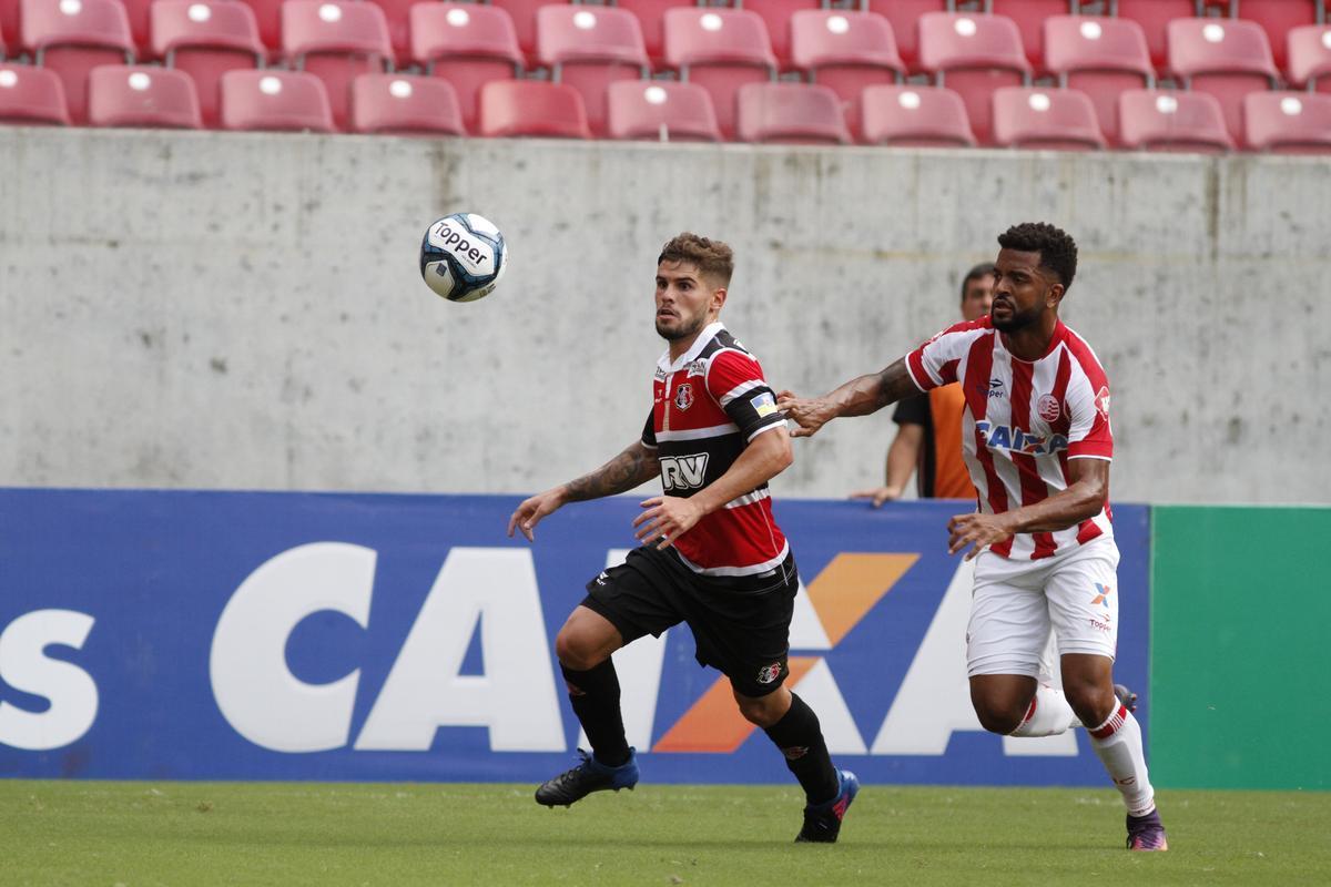 Nutico e Santa Cruz fizeram uma partida de bastante movimentao, em mais um Clssico das Emoes vlido pela Copa do Nordeste 2017