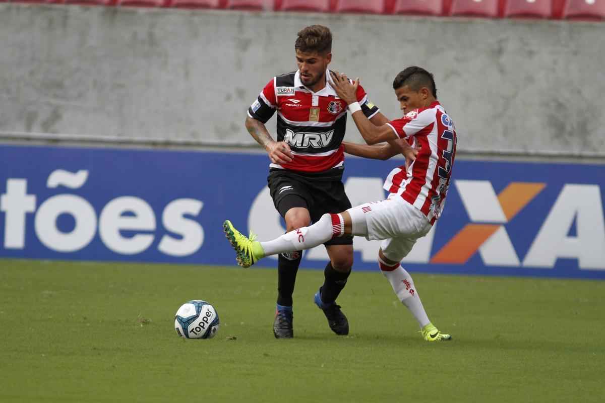 Nutico e Santa Cruz fizeram uma partida de bastante movimentao, em mais um Clssico das Emoes vlido pela Copa do Nordeste 2017