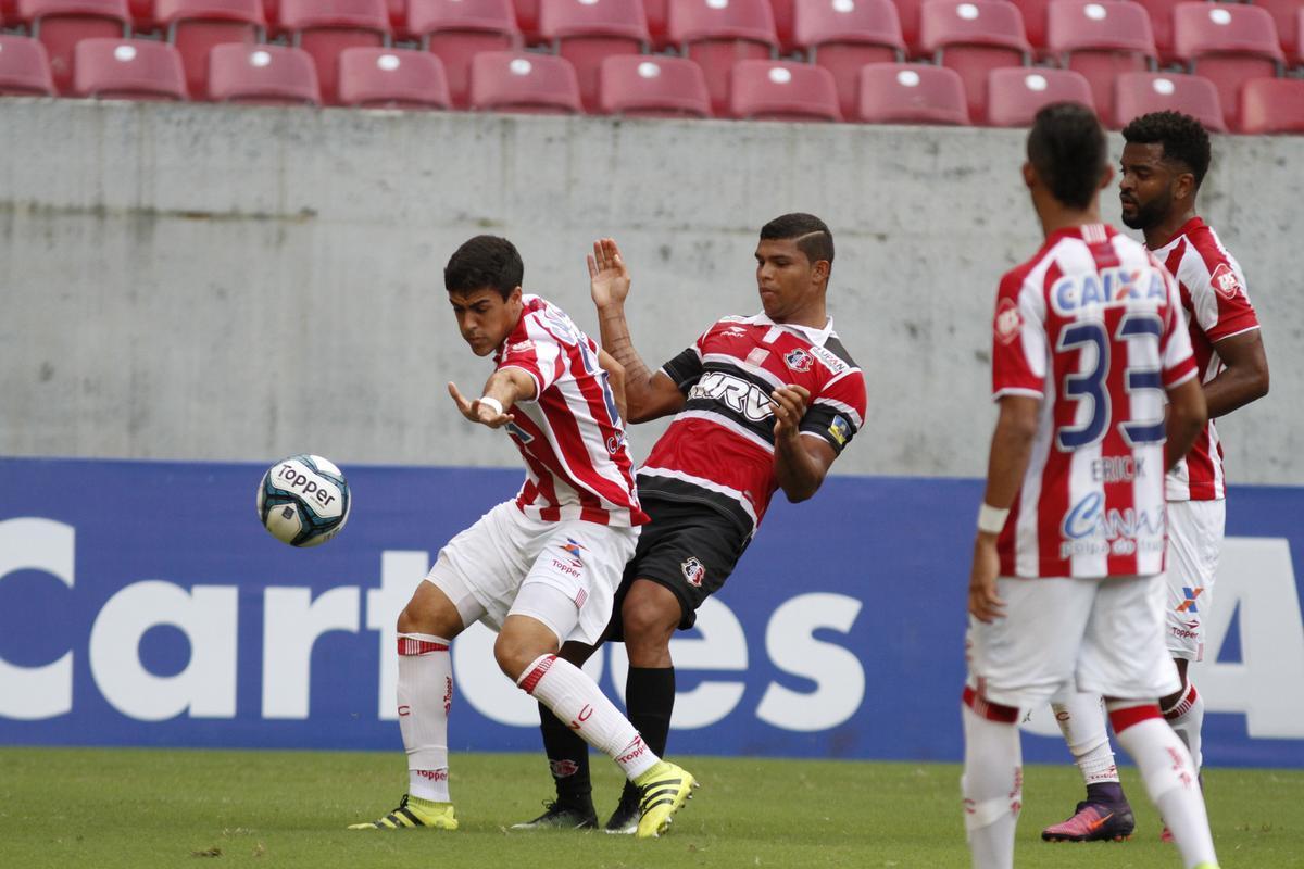 Nutico e Santa Cruz fizeram uma partida de bastante movimentao, em mais um Clssico das Emoes vlido pela Copa do Nordeste 2017
