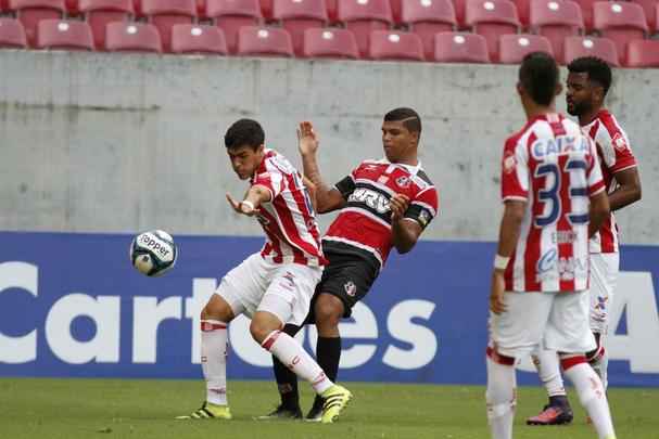 Nutico e Santa Cruz fizeram uma partida de bastante movimentao, em mais um Clssico das Emoes vlido pela Copa do Nordeste 2017