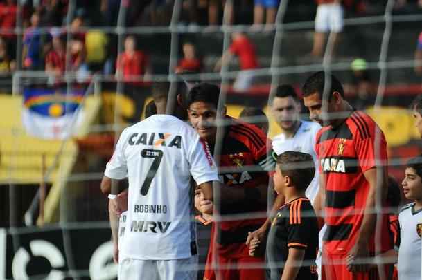 Para Durval, o atacante Robinho foi um dos que mais lhe deu trabalho de ser marcado dentro de campo. Em 2016, no último Campeonato Brasileiro, os dois times empataram em 4 a 4, na Ilha do Retiro.Robinho acabou marcando dois tentos na partida.
