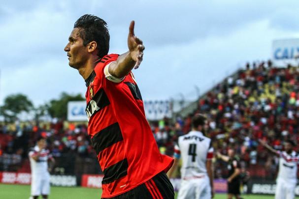 Em 2016, Durval teve um período no banco de reservas do Sport. Para o zagueiro, a temporada do clube já começou errada com muitas contratações que não encaixaram