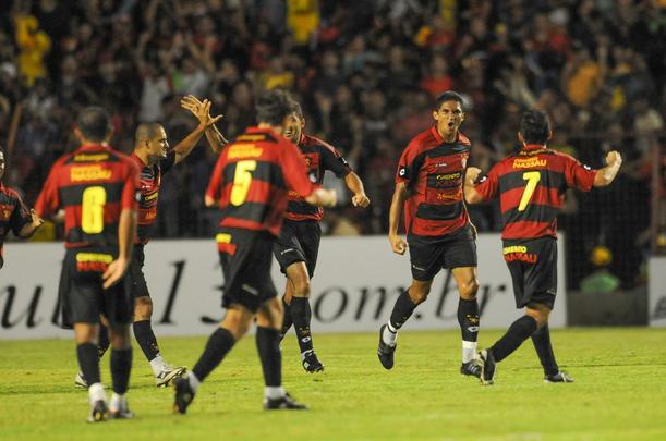 Na campanha do título da Copa do Brasil de 2008, Durval marcou um gol histórico na Ilha do Retiro. Até hoje, o único de falta pelo clube. Um chute preciso de fora da área ajudou ao Leão a bater o Internacional por 3 a 1 e avançar às semifinais da competição