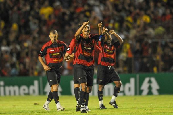 Na campanha do título da Copa do Brasil de 2008, Durval marcou um gol histórico na Ilha do Retiro. Até hoje, o único de falta pelo clube. Um chute preciso de fora da área ajudou ao Leão a bater o Internacional por 3 a 1 e avançar às semifinais da competição