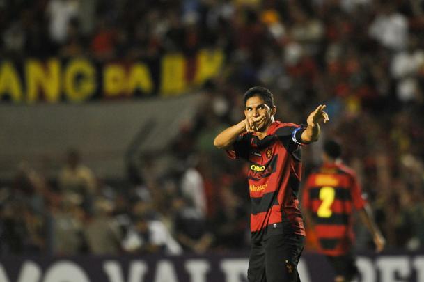 Na campanha do título da Copa do Brasil de 2008, Durval marcou um gol histórico na Ilha do Retiro. Até hoje, o único de falta pelo clube. Um chute preciso de fora da área ajudou ao Leão a bater o Internacional por 3 a 1 e avançar às semifinais da competição