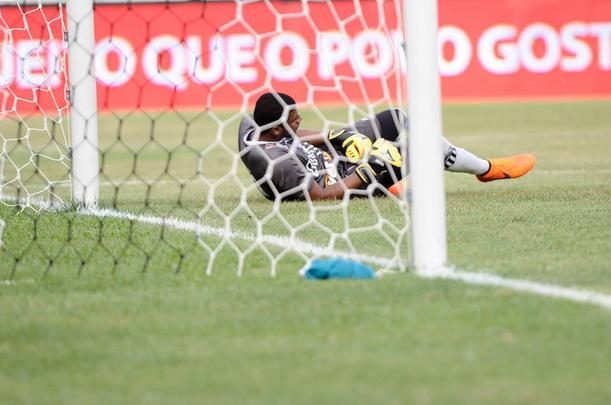 Santa Cruz se impôs desde o começo e fez a estreia de Denis ser 'inesquecível' para o goleiro. Foram três  gols apenas na primeira etapa.