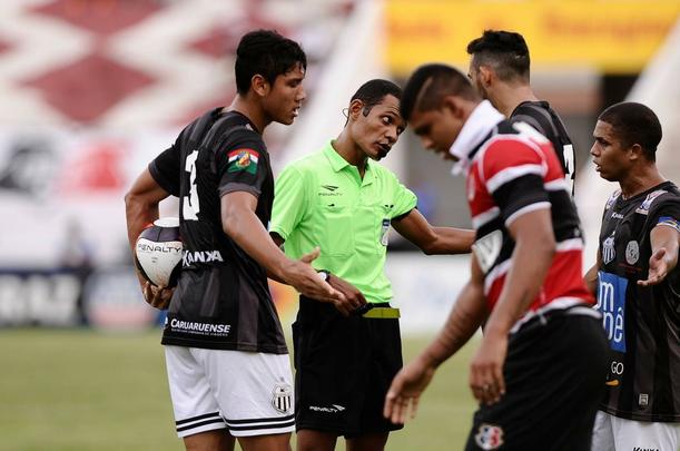 Santa Cruz se impôs desde o começo e fez a estreia de Denis ser 'inesquecível' para o goleiro. Foram três  gols apenas na primeira etapa.