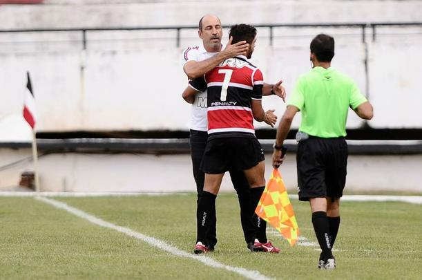Santa Cruz se impôs desde o começo e fez a estreia de Denis ser 'inesquecível' para o goleiro. Foram três  gols apenas na primeira etapa.