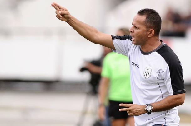 Santa Cruz se impôs desde o começo e fez a estreia de Denis ser 'inesquecível' para o goleiro. Foram três  gols apenas na primeira etapa.