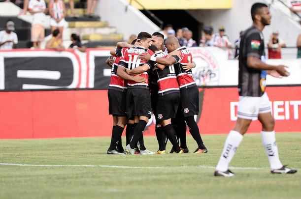 Santa Cruz se impôs desde o começo e fez a estreia de Denis ser 'inesquecível' para o goleiro. Foram três  gols apenas na primeira etapa.