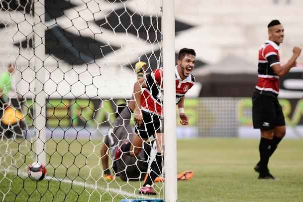 Santa Cruz se impôs desde o começo e fez a estreia de Denis ser 'inesquecível' para o goleiro. Foram três  gols apenas na primeira etapa.