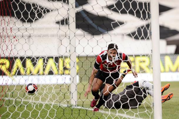 Santa Cruz se impôs desde o começo e fez a estreia de Denis ser 'inesquecível' para o goleiro. Foram três  gols apenas na primeira etapa.