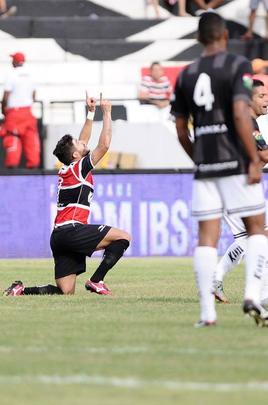 Santa Cruz se impôs desde o começo e fez a estreia de Denis ser 'inesquecível' para o goleiro. Foram três  gols apenas na primeira etapa.