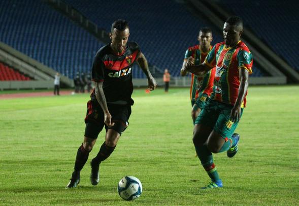 Daniel Barros e Hiltinho marcaram os gols do time maranhense, enquanto Rogério descontou de cabeça para o Leão.
