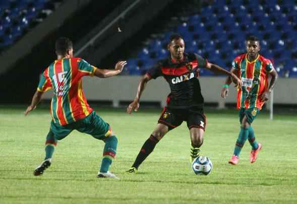 Daniel Barros e Hiltinho marcaram os gols do time maranhense, enquanto Rogério descontou de cabeça para o Leão.