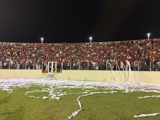 Empolgada, a torcida do Sergipe tem chegado junto ao time. Deu espetculo para saudar os jogadores no duelo contra o Vitria, com quase 10 mil pessoas no estdio Batisto. O Sergipe j fez 16
jogos neste ano, tem 9 vitrias, 3 empates e 4 derrotas, com 62,5% de  aproveitamento.